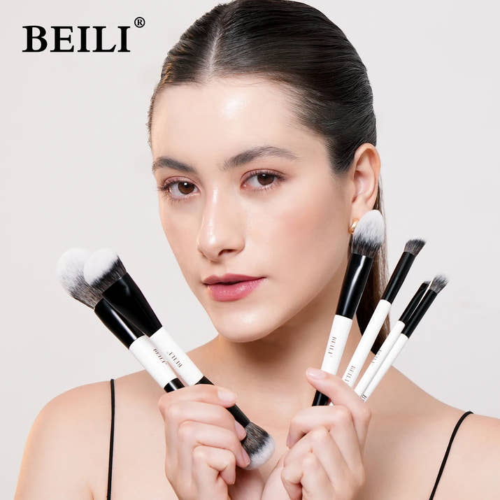 **Elegant Artistry Makeup Brush Set™** I